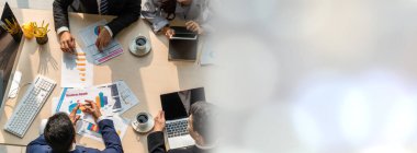 İş adamları grup toplantısı ofisteki en geniş bakış açısından çekildi. İş kadınları, iş adamları ve ofis çalışanları, proje planlama belgeleriyle takım konferansında toplantı masasında çalışıyorlar. .