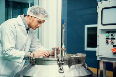 Bir bilim adamının portresi, eczacı laboratuarda bilimsel ekipman kullanarak kenevir yağı çıkarıyor. Alternatif tıbbi tedavi için esrar çıkarma kavramı. CBD petrol çıkarma kavramı.