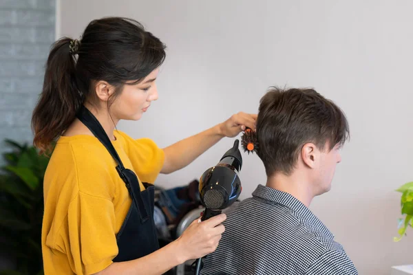 Asiatique Femme Coiffeuse Faisant Coupe Cheveux Pour Client Masculin Avec — Photo