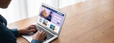 Model arama ve seyahat planlama için internet sitesi uçuş, otel ve tur rezervasyonları için anlaşma ve paket sunuyor