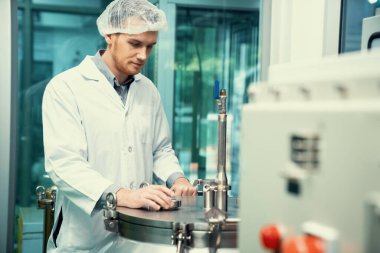 Bir bilim adamının portresi, eczacı laboratuarda bilimsel ekipman kullanarak kenevir yağı çıkarıyor. Alternatif tıbbi tedavi için esrar çıkarma kavramı. CBD petrol çıkarma kavramı.
