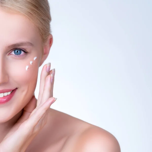 Személyesen Gyönyörű Tökéletes Tiszta Bőr Puha Smink Ujj Alkalmazása Hidratáló — Stock Fotó