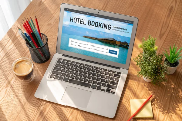 网上酒店订房网站提供时尚预订系统 旅行技术概念 — 图库照片