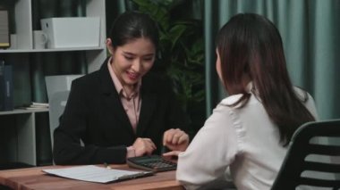 Genç hevesli iş kadını ofiste finansal iş sözleşmesi görüşmeleri yapıyor. Müşteri, şirket ofisindeki profesyonel müdürle anlaşma yapıyor. Yasal evrak işleriyle uğraşan iş avukatı.