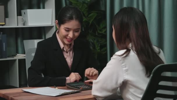 Junge Begeisterte Geschäftsfrau Verhandelt Büro Einen Vertrag Über Finanzgeschäfte Klient — Stockvideo