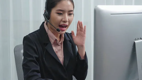Aziatische Klantenservice Operator Dragen Van Headset Microfoon Werken Aan Haar — Stockfoto