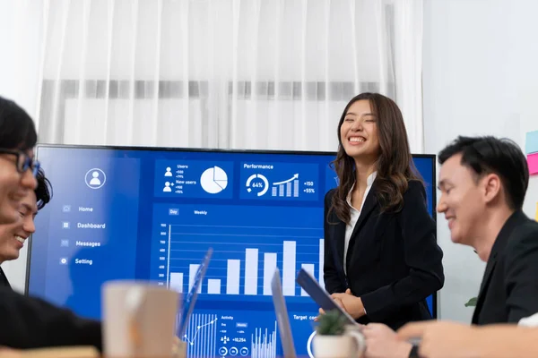 Confidence Young Asian Businesswoman Give Presentation Financial Business Strategy Dashboard — Fotografia de Stock