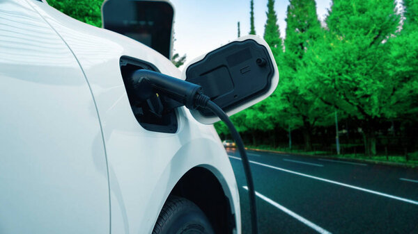 Прогрессивная концепция поездки электрический автомобиль остановки для подзарядки энергии от зарядной станции в отдаленном районе до достижения пункта назначения, EV автомобиль питание от возобновляемых источников энергии и чистой энергии для зеленой окружающей среды