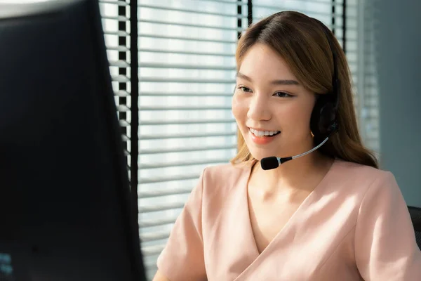 Competent Female Operator Working Computer While Talking Clients Concept Relevant — ストック写真
