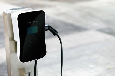 Araç motoru için evdeki yeşil enerjiden güç alan elektrikli ev şarj istasyonuna odaklan. Araç konsepti için yenilikçi çevre dostu enerji şarj edilebilir.
