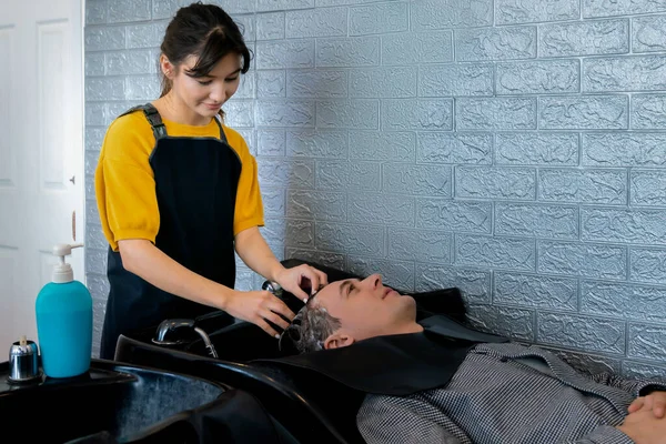 Kaukaski Mężczyzna Dostaje Mycie Włosów Przez Profesjonalnego Fryzjera Szamponem Czuje — Zdjęcie stockowe