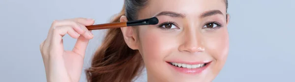 Closeup Beautiful Girl Flawless Applying Glamorous Eye Shadow Makeup Eyeliner — Stockfoto