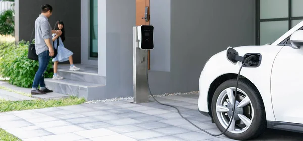 Progressive Father Daughter Plugs Charger Home Charging Station Electric Vehicle — Stockfoto