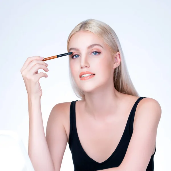 Beautiful Personable Girl Flawless Applying Eye Shadow Makeup Eyeliner Brush — Stock Photo, Image