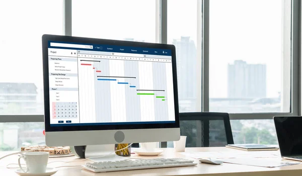 计算机屏幕上显示团队项目时间表的现代商业项目管理项目规划软件 — 图库照片