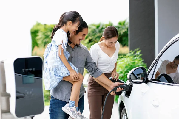 Progressive Young Parent Teach Daughter How Recharge Refuel Car Home — Foto Stock
