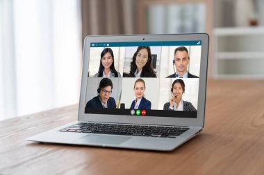 İş dünyasından iş adamlarının modern sanal grup toplantısı için video konferansındaki iş adamları