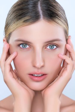 Kapalı bir arka planda kusursuz pürüzsüz ve temiz bir deri portresi olan güzel bir kadın. Cilt bakımı ürünü ya da spa için ifade edici yüz ifadesi olan güzel el hareketi.