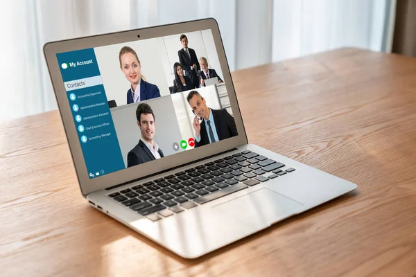 商务人员参加现代商务办公室员工虚拟小组会议的视频会议 — 图库照片