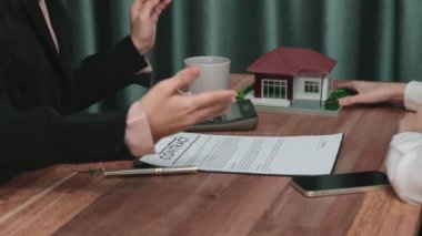 Kapanış hevesli emlak ajansı müşteriye bir ev için bilgi ve satın alma anlaşması sunarken, emlakçı tarafından tavsiye edilirken, ev kredisi için müşteri gözden geçirme sözleşmesi belgeleri.
