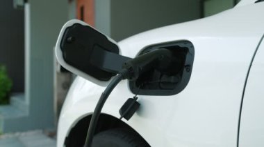 Ev şarj istasyonu, elektronik araç için sürdürülebilir, yenilenebilir enerji kaynağı, modern modern yaşam tarzı için evdeki EV arabaları sağlıyor. Çevre dostu melez elektro ve petrol aracı bataryası.