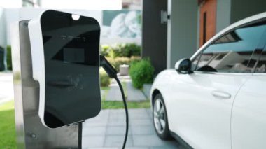 Ev şarj istasyonu EV otomobiller için çevre dostu sürdürülebilir bir güç kaynağı sağlıyor. Elektrikli araçlar için gelecekteki yeşil enerji depolama konsepti.