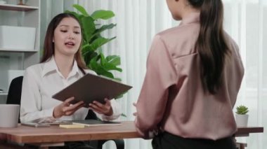 Profesyonel İnsan Kaynakları müdürüyle genç ve hevesli bir görüşme. Başvuru sahiplerini inceleyen işveren, iş görüşmesine hazırlanmak üzere işe devam ediyor.
