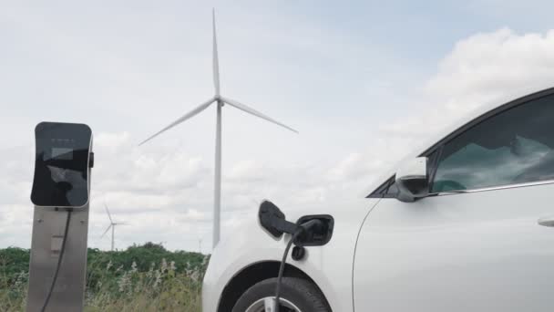 Çevreyi Korumak Için Rüzgar Türbininden Yeşil Yenilenebilir Enerjiyle Çalışan Şarj — Stok video