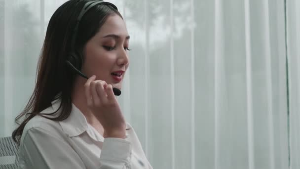 Ázsiai Ügyfélszolgálat Fülhallgatót Mikrofont Visel Laptoppal Dolgozik Asztalánál Lelkes Női — Stock videók