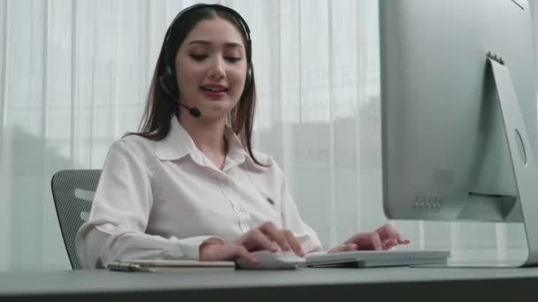 Ázsiai Ügyfélszolgálat Fülhallgatót Mikrofont Visel Laptoppal Dolgozik Asztalánál Lelkes Női — Stock videók