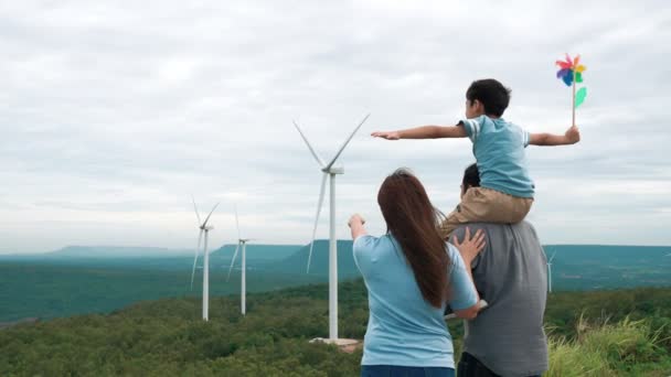 渐进式快乐家庭的概念 享受他们在风力涡轮机农场的时光 风力发电机组由风力发电机组组成 风力发电机组在农村一侧 丘陵地带在地平线上 — 图库视频影像