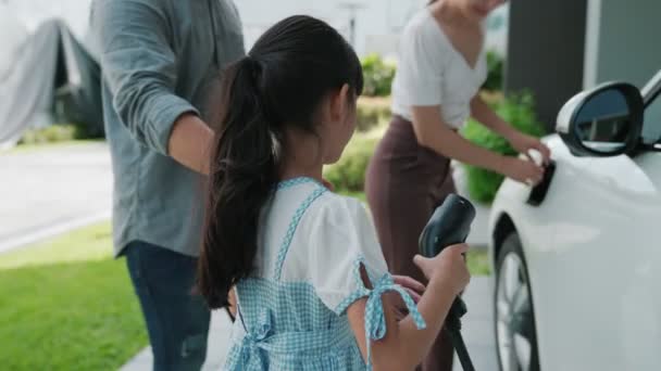 Koncepcja Rodziny Progresywnej Domową Stacją Ładowania Dla Pojazdu Elektrycznego Sprzyjającej — Wideo stockowe