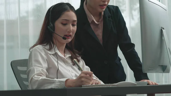 Enthusiastische Asiatische Managerin Die Neuen Mitarbeitern Beibringt Wie Man Produktiver — Stockfoto