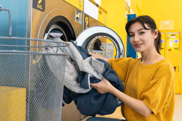 Gente Asiática Usando Máquina Lavar Monedas Calificada Sala Pública Para — Foto de Stock