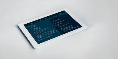 Model uygulama ve program kodlaması için bilgisayar ekranında yazılım geliştirme programlama