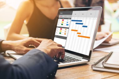 Ekip projesinin zaman çizelgesini gösteren bilgisayar ekranında, modern iş projesi yönetimi için proje planlama yazılımı