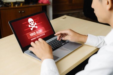 Bilgisayar ekranındaki virüs uyarısı mobil siber tehdit, hacker, bilgisayar virüsü ve kötü amaçlı yazılım tespit edildi