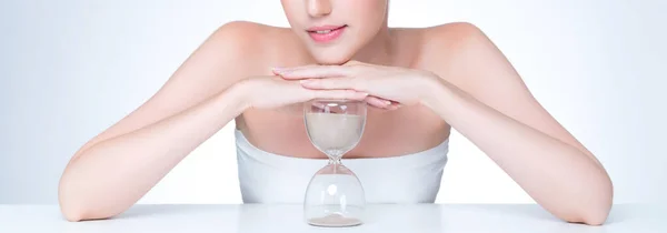 Closeup Personable Model Holding Hourglass Beauty Concept Aging Skincare Treatment — Stock fotografie