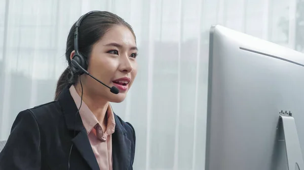 Azjatycki Operator Obsługi Klienta Noszący Słuchawki Mikrofon Pracujący Przy Jej — Zdjęcie stockowe