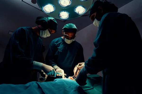 Equipo Quirúrgico Realizando Cirugía Paciente Quirófano Estéril Una Sala Cirugía — Foto de Stock
