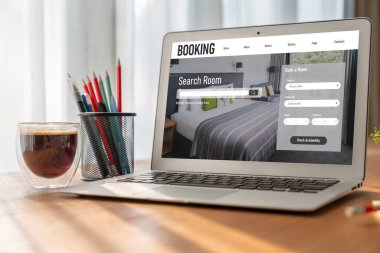 Çevrimiçi otel konaklama rezervasyon sitesi mod rezervasyon sistemi sağlar. Seyahat teknolojisi kavramı .