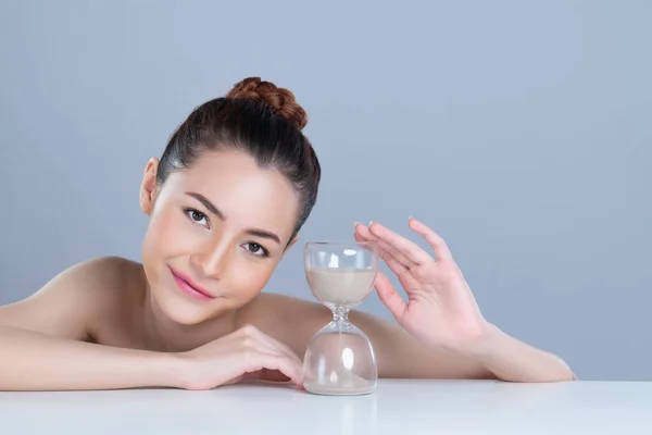 Glamorous Model Holding Hourglass Beauty Concept Aging Skincare Treatment Woman —  Fotos de Stock