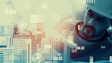 Gelecekteki bina inşaatı ve HUD hologram grafik tasarımı ile yaratıcı mühendislik projesi konsepti. İnşaat mühendisi, mimar ya da inşaat işçisi modern sivil teknoloji ile çalışıyor..