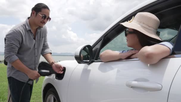 Lerici Mutlu Aile Kavramı Elektrikli Araçla Rüzgar Çiftliğinde Eğleniyor Rüzgar — Stok video