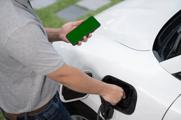 Mockup Telefon Zöld Képernyős Kijelző Energia Állapotát Elektromos Jármű Csatlakozik — Stock Fotó