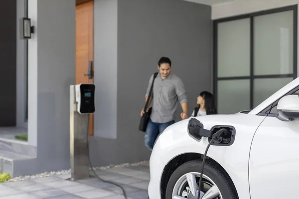 Focus Progressive Electric Vehicle Recharging Home Charging Station Using Clean — Stock fotografie