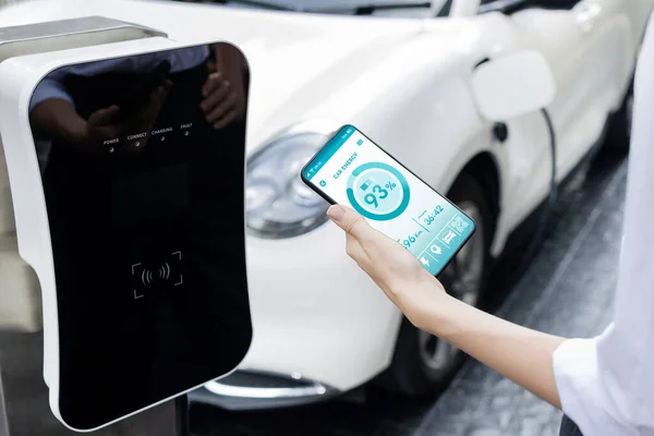 Battery Status Electric Vehicle Displayed Smartphone Application Software While Vehicle — 스톡 사진
