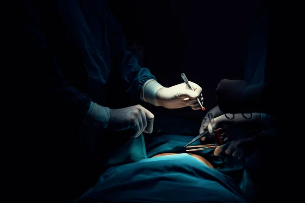 Närbild Kirurgiskt Team Utför Kirurgi Till Patienten Sterila Operationssalen Ett — Stockfoto