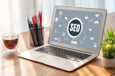 Model e-ticaret için SEO arama motoru optimizasyonu ve bilgisayar ekranında gösterilen çevrimiçi perakende işi
