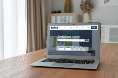 Çevrimiçi otel konaklama rezervasyon sitesi mod rezervasyon sistemi sağlar. Seyahat teknolojisi kavramı .